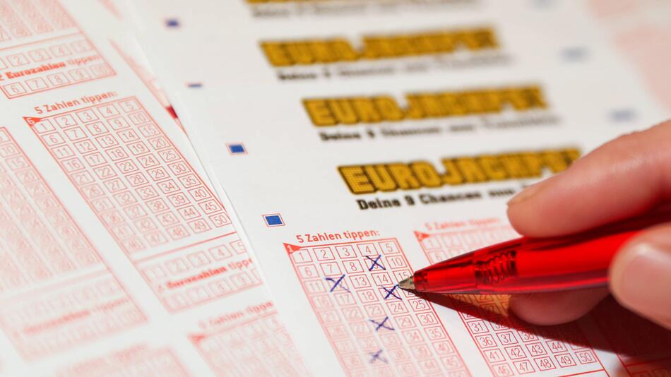 Ein Lottoschein des Eurojackpot wird ausgefüllt.
